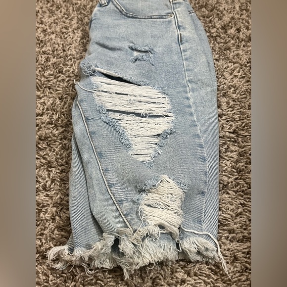 Ripped jeans shorts that stop at the knee - Picture 3 of 9